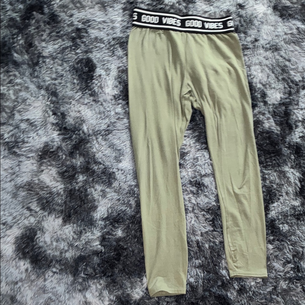 🟢Rue21 Olive Green Leggings with Black Waistband